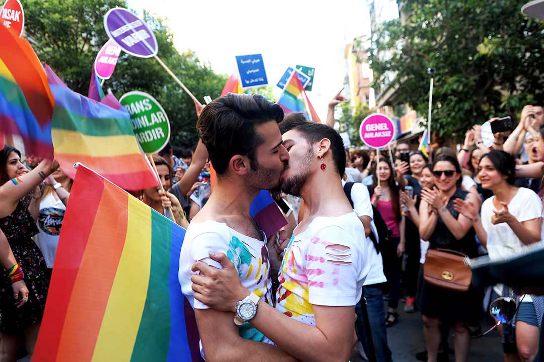 GoMadridPride_Parade_Men_Kissing_Madrid_2017