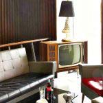 Cafetería HD - Mesa con antigua televisión