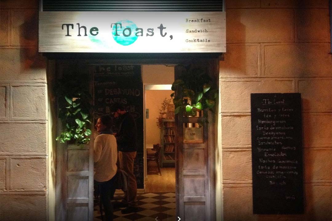 The Toast Cafe Madrid - Fachada de noche