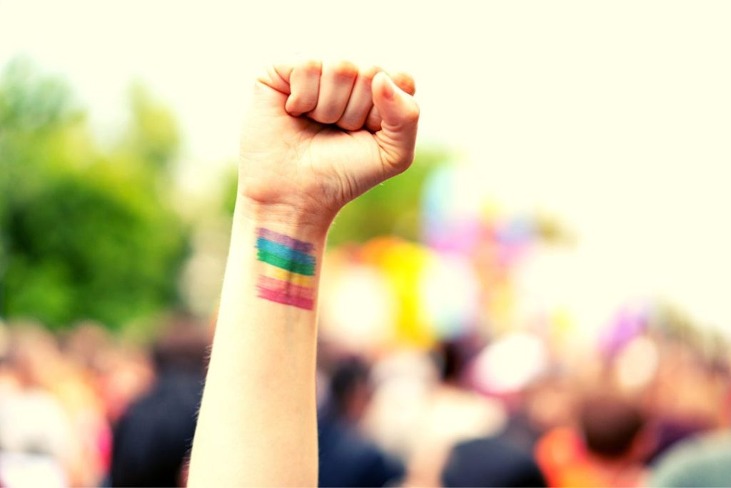 Lucha para el día del orgullo gay - mano levantada